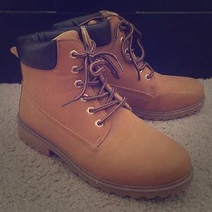 Boots size 10 (EUR 40)